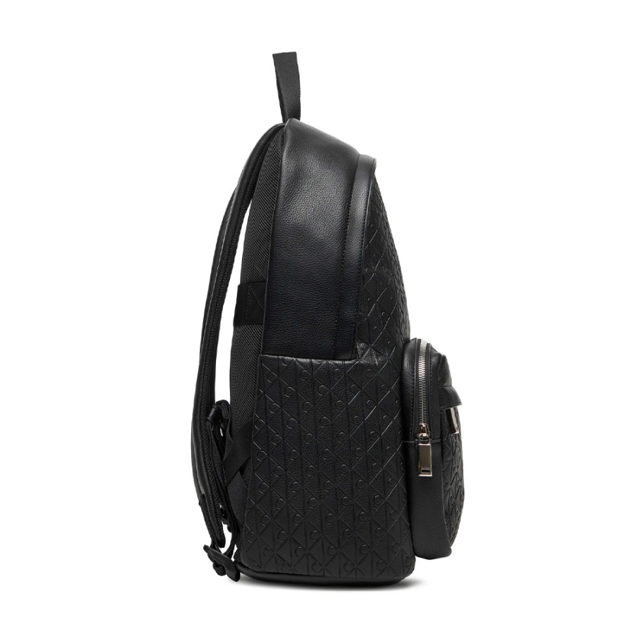 rucksack-mit-durchgehend-eingraviertem-monogramm rucksack-mit-durchgehend-eingraviertem-monogramm