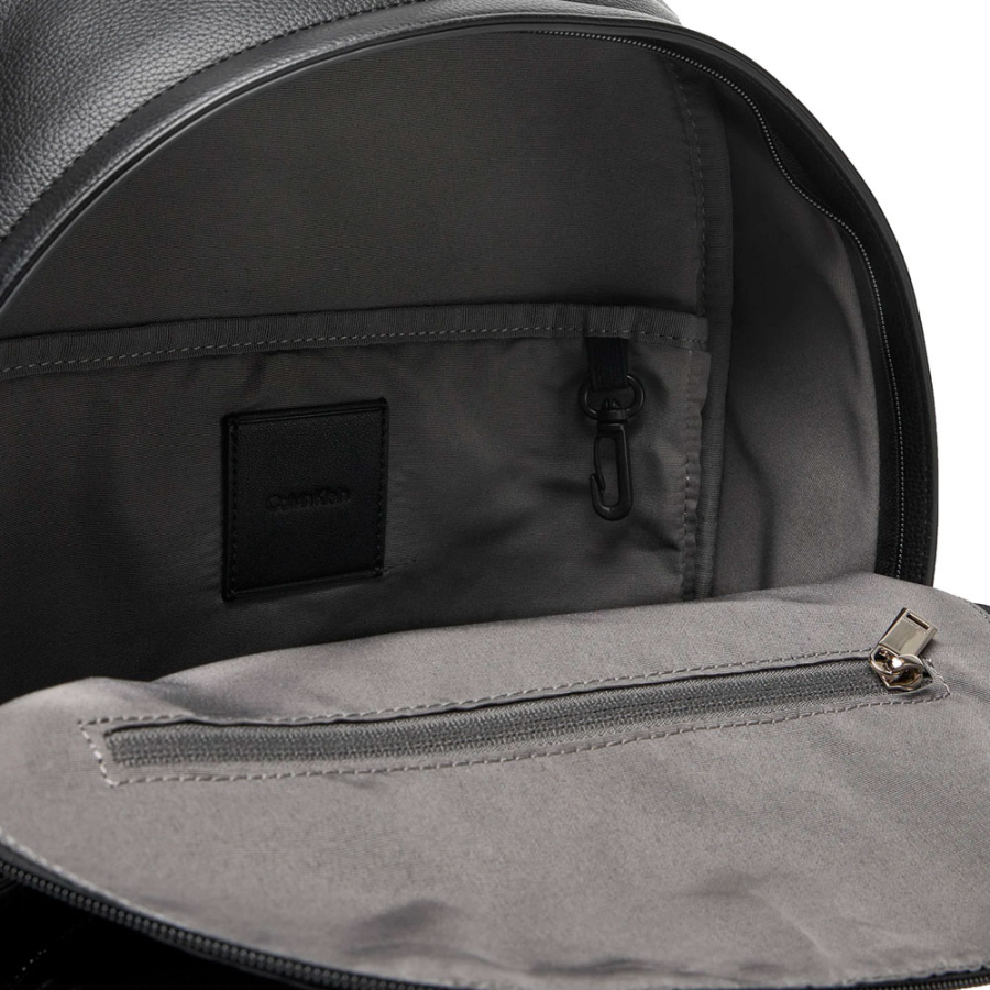 rucksack-mit-durchgehend-eingraviertem-monogramm rucksack-mit-durchgehend-eingraviertem-monogramm