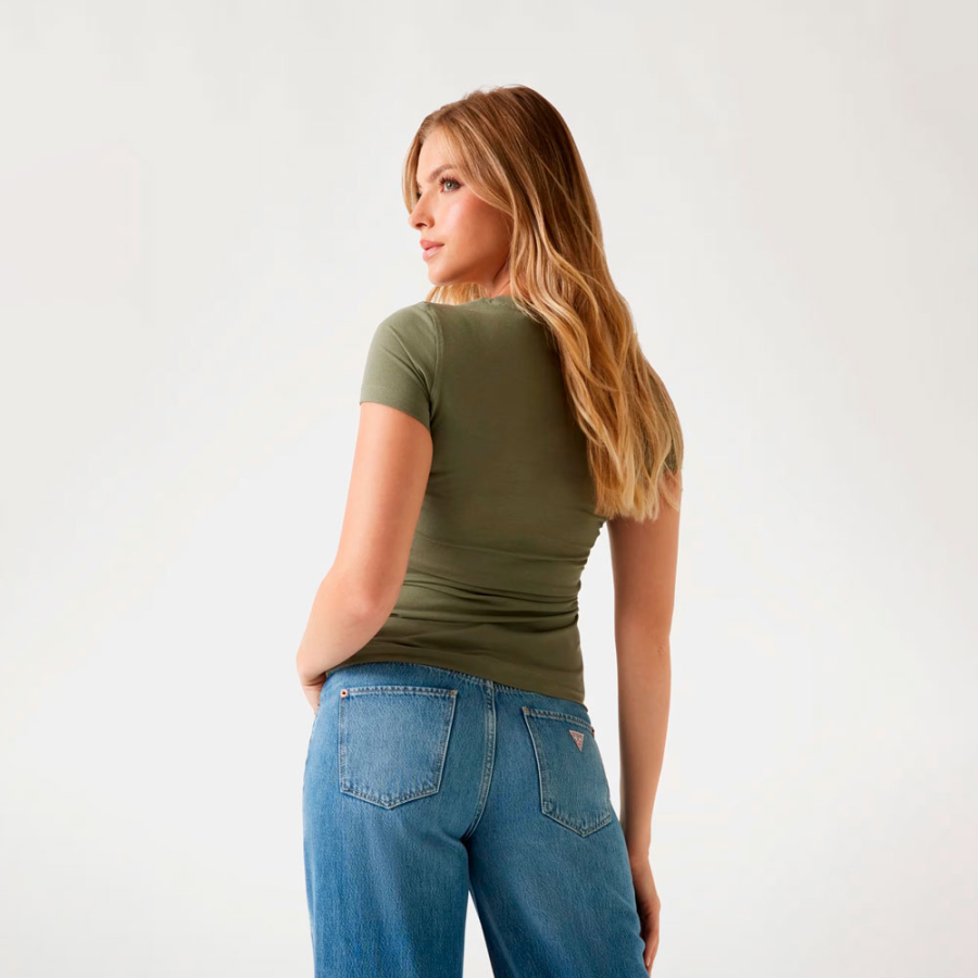 t-shirt-mit-dreieckslogo t-shirt-mit-dreieckslogo