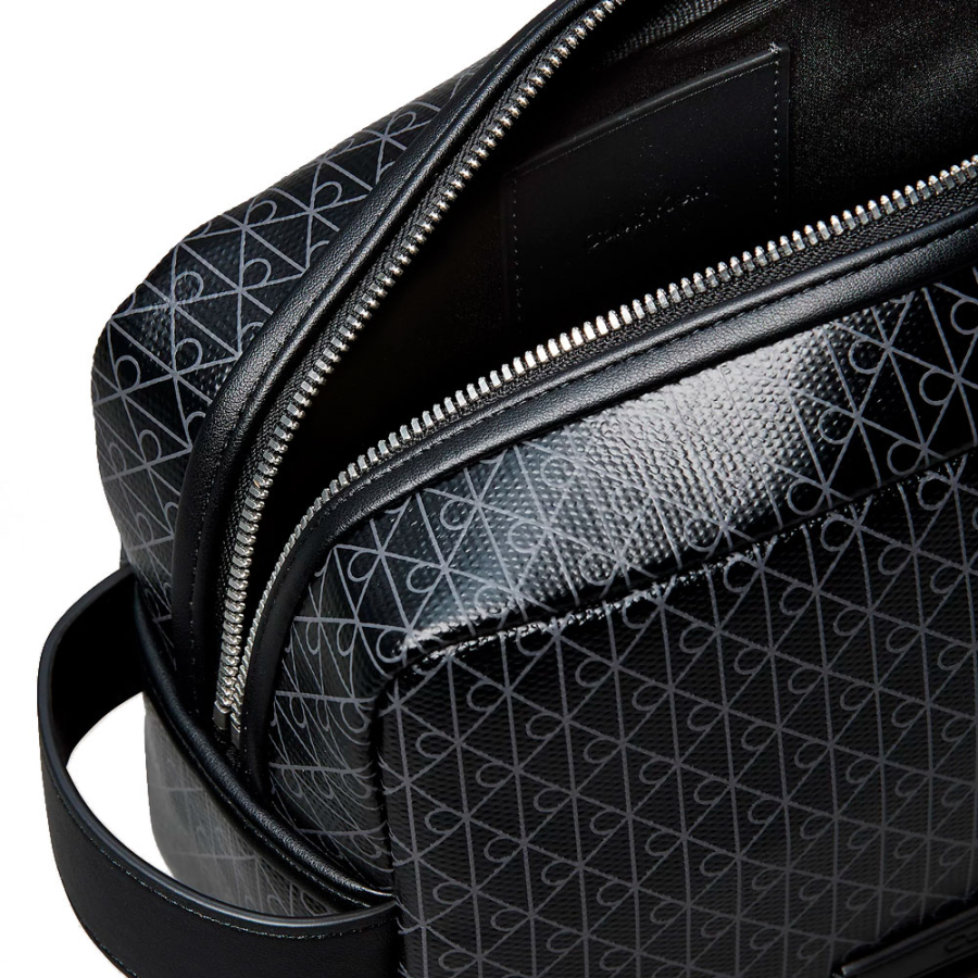 necessaire-de-viagem-com-ziper-e-logotipo-monograma-em-toda-a-peca necessaire-de-viagem-com-ziper-e-logotipo-monograma-em-toda-a-peca