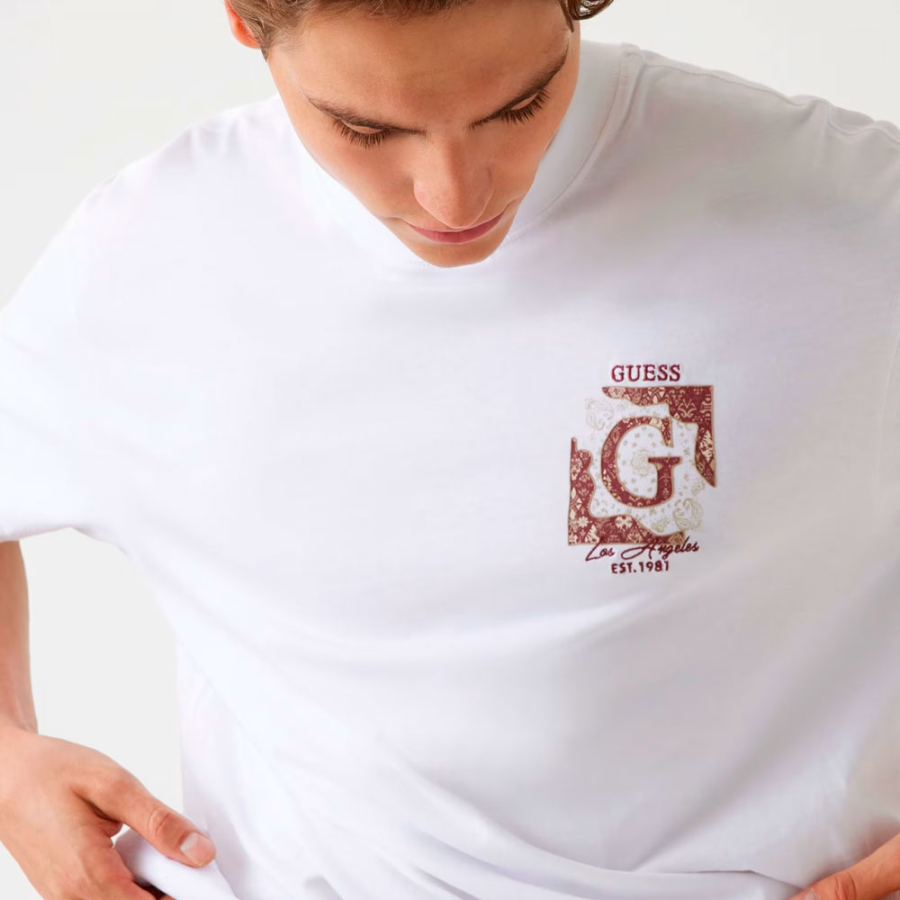 t-shirt-mit-aufgedrucktem-logo