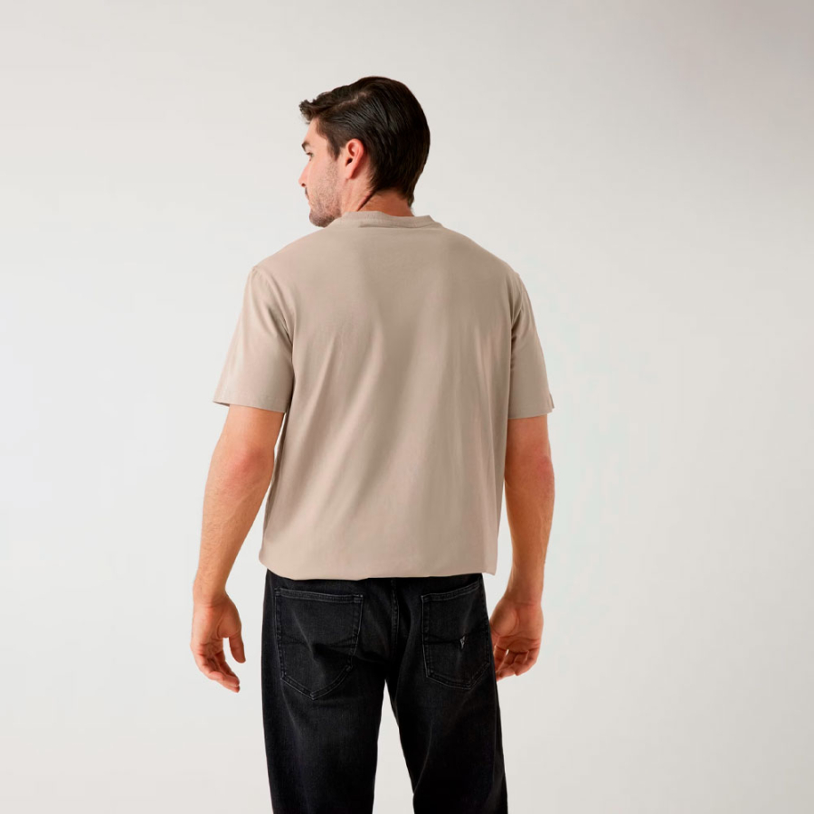 t-shirt-mit-logo-aufschrift