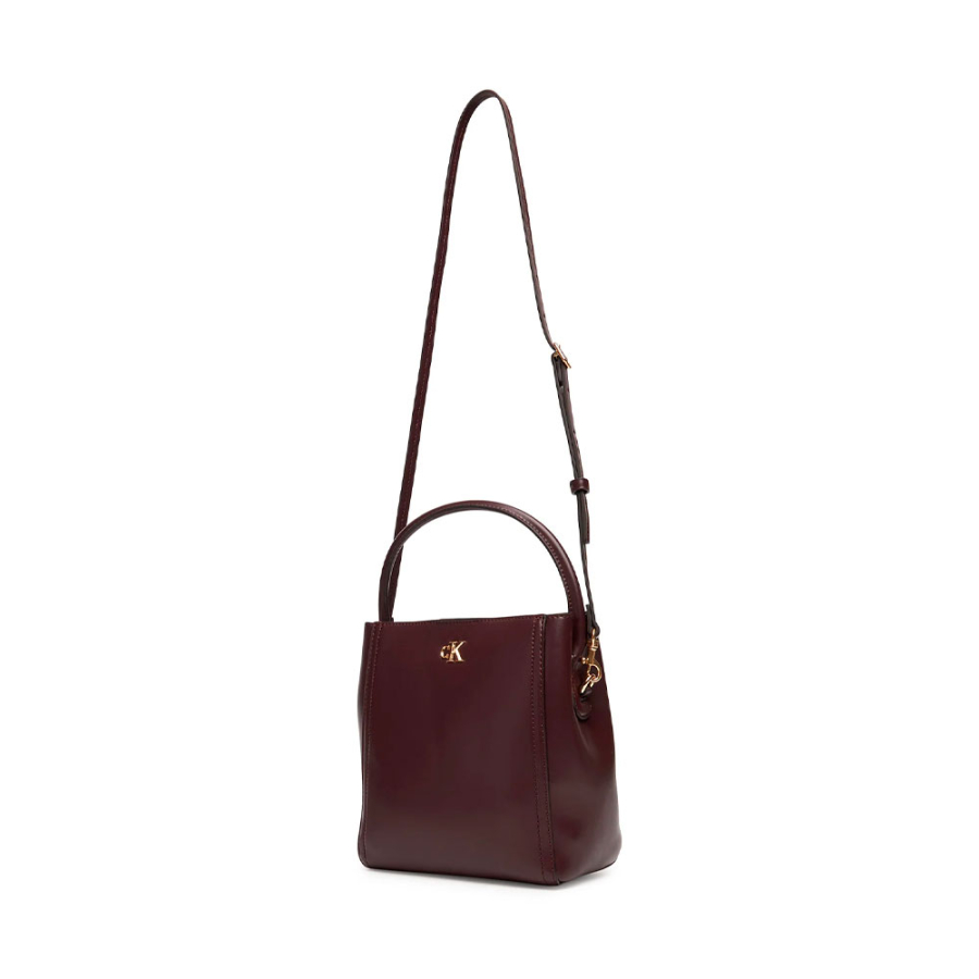 bolso-saco-con-logo-monograma-y-herrajes bolso-saco-con-logo-monograma-y-herrajes