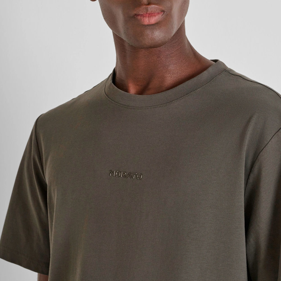 t-shirt-mit-logo-print-in-schwammoptik