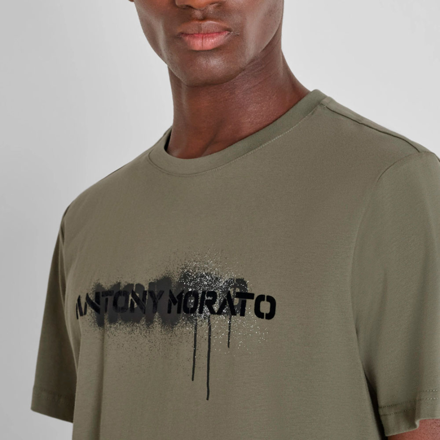 camiseta-con-estampado-de-logo-pintado camiseta-con-estampado-de-logo-pintado
