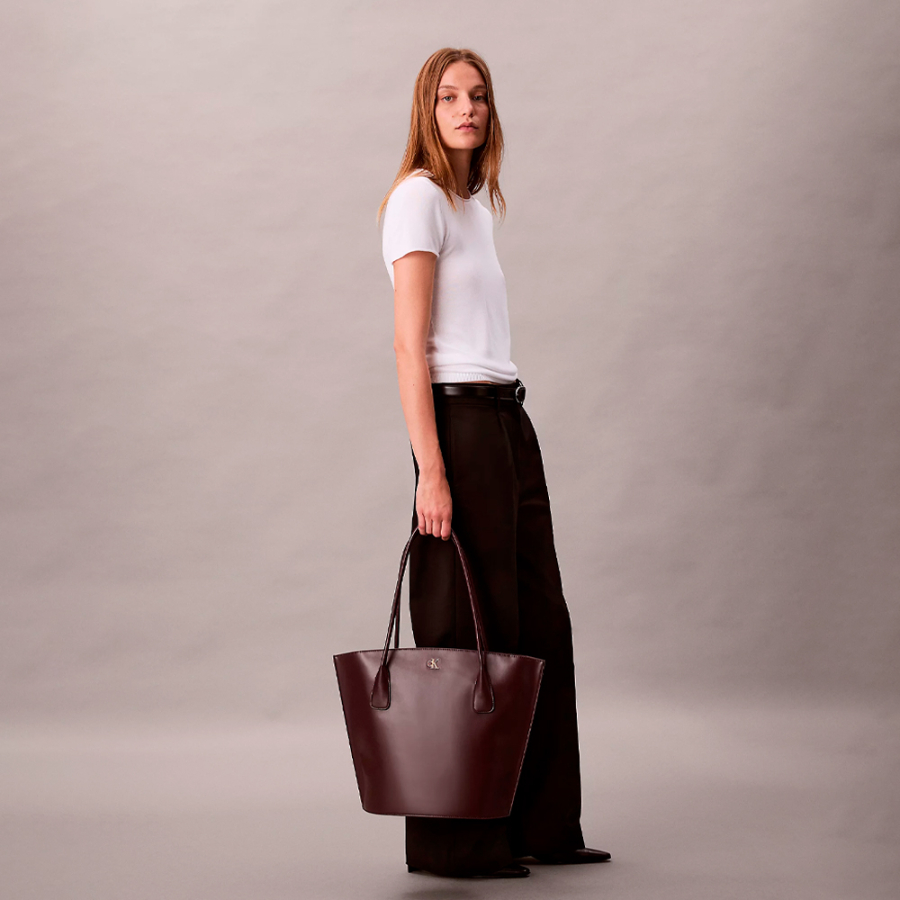 bolso-tote-con-herraje-con-logo-monograma bolso-tote-con-herraje-con-logo-monograma