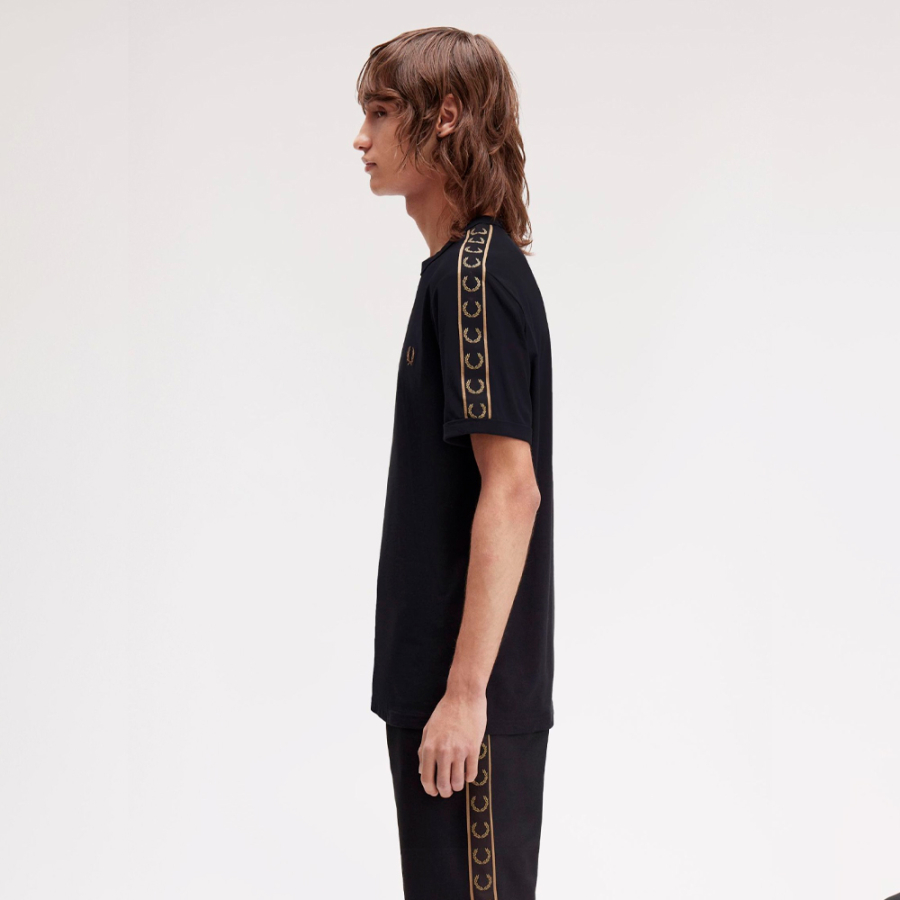 camiseta-com-estampa-de-fita-contrastante camiseta-com-estampa-de-fita-contrastante