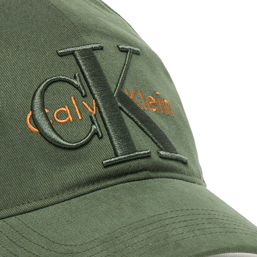 casquette-de-baseball-avec-logo-monogramme-superpose casquette-de-baseball-avec-logo-monogramme-superpose