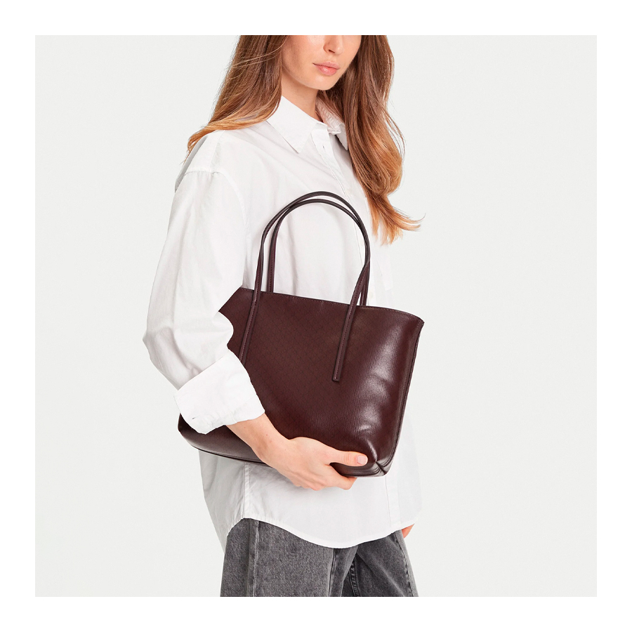 kleine-tragetasche-mit-monogramm-logo-und-beutel kleine-tragetasche-mit-monogramm-logo-und-beutel