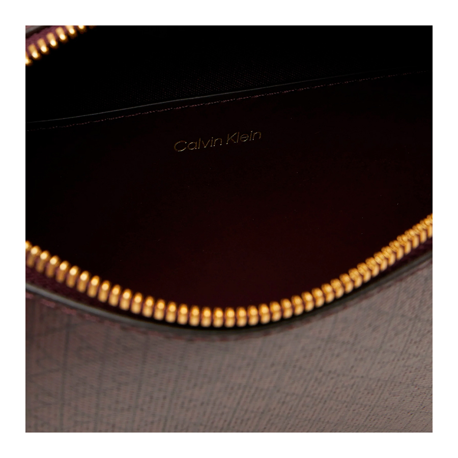 bolsa-transversal-com-logotipo-monograma-por-toda-parte bolsa-transversal-com-logotipo-monograma-por-toda-parte