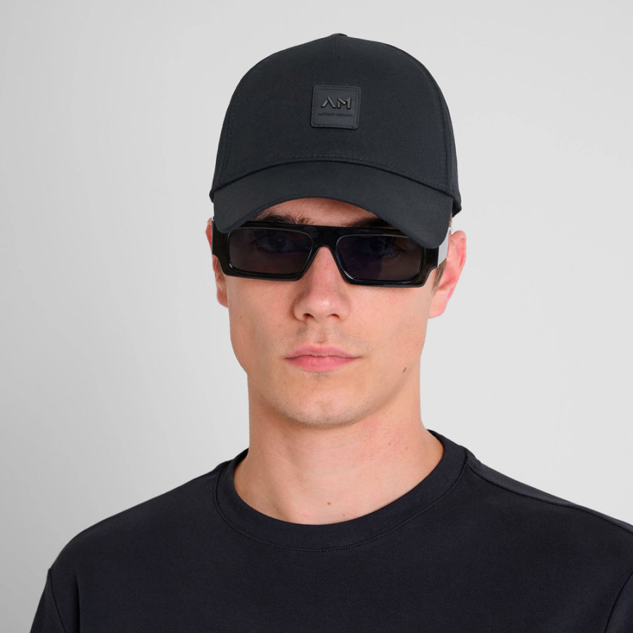 bone-com-viseira-estilo-beisebol-e-logotipo