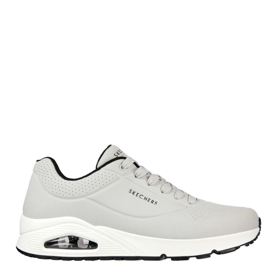 uno-stand-sobre-sapato-de-ar