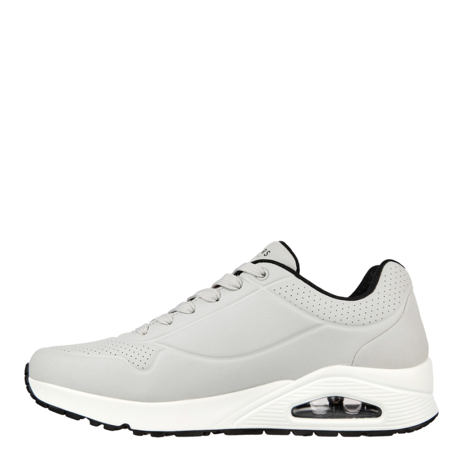 uno-stand-sobre-sapato-de-ar