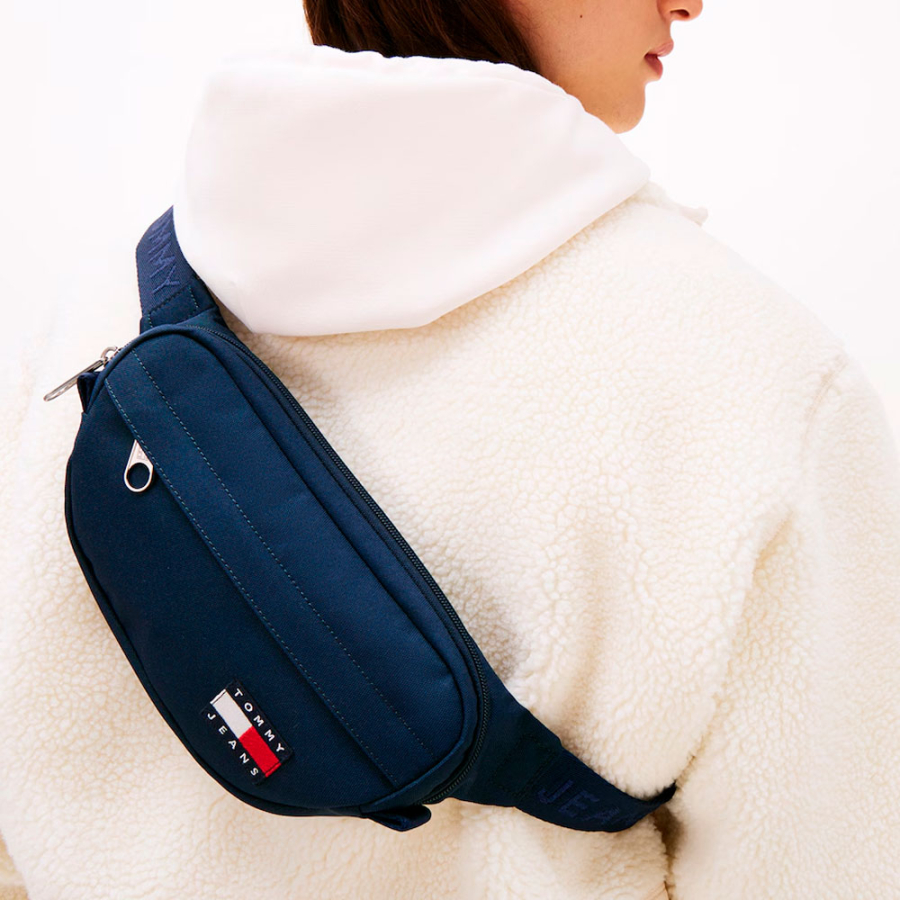 essential-gurteltasche-mit-aufschrift essential-gurteltasche-mit-aufschrift