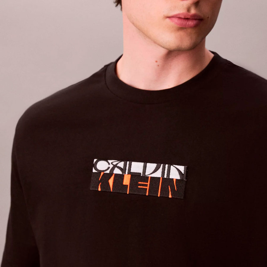 locker-sitzendes-t-shirt-mit-blockgrafik-logo