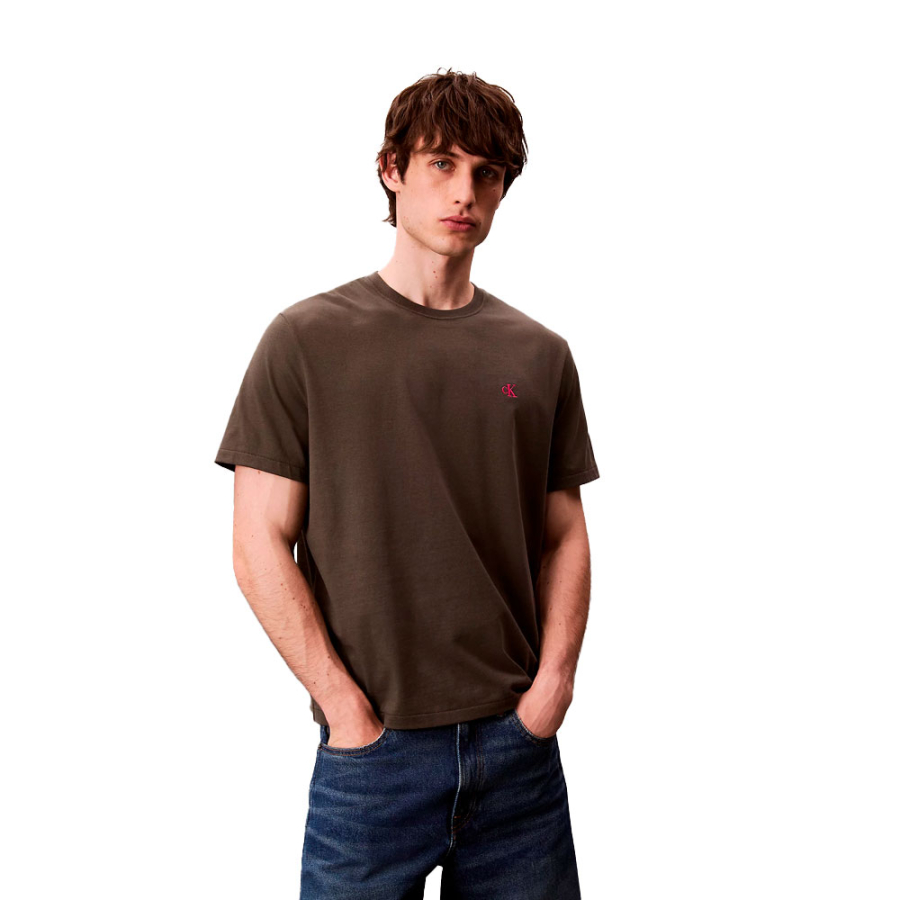 locker-sitzendes-t-shirt-mit-gesticktem-monogramm