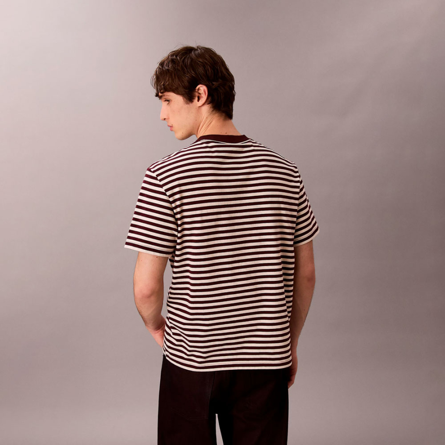 camiseta-listrada-folgada-com-logotipo-de-monograma