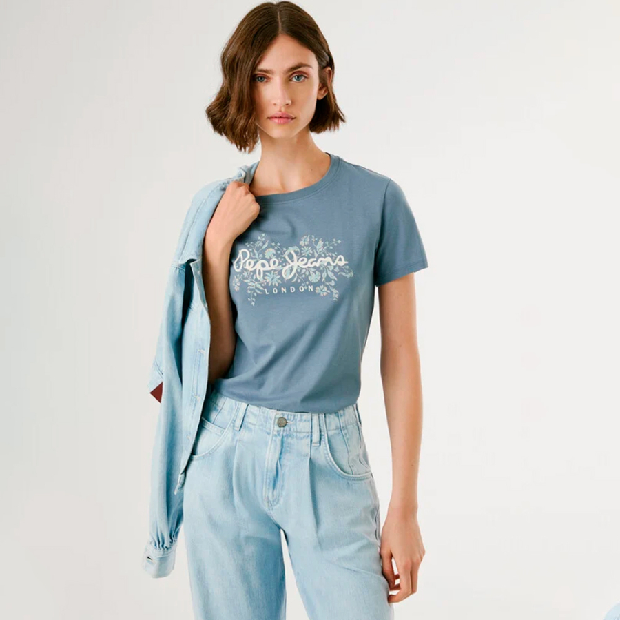 t-shirt-mit-blumendruck-und-logo t-shirt-mit-blumendruck-und-logo