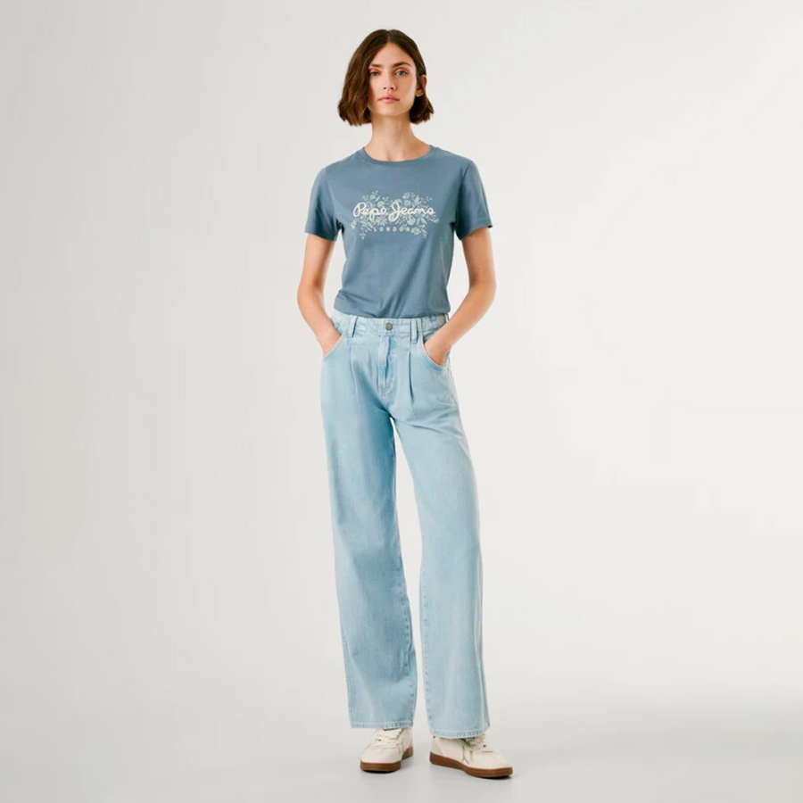 t-shirt-mit-blumendruck-und-logo t-shirt-mit-blumendruck-und-logo