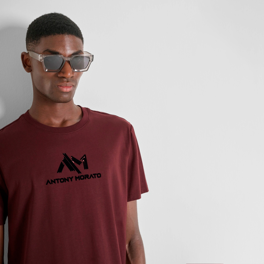 camiseta-regular-com-logotipo-estampado camiseta-regular-com-logotipo-estampado