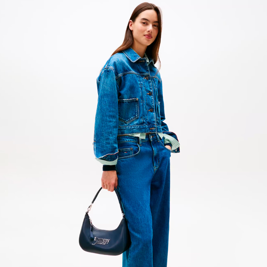 umhangetasche-mit-metallic-logo umhangetasche-mit-metallic-logo