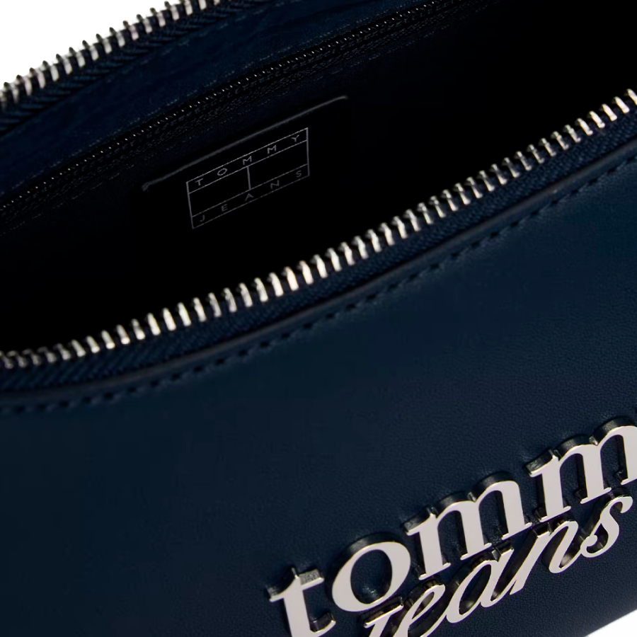 bolsa-de-ombro-com-logotipo-metalico