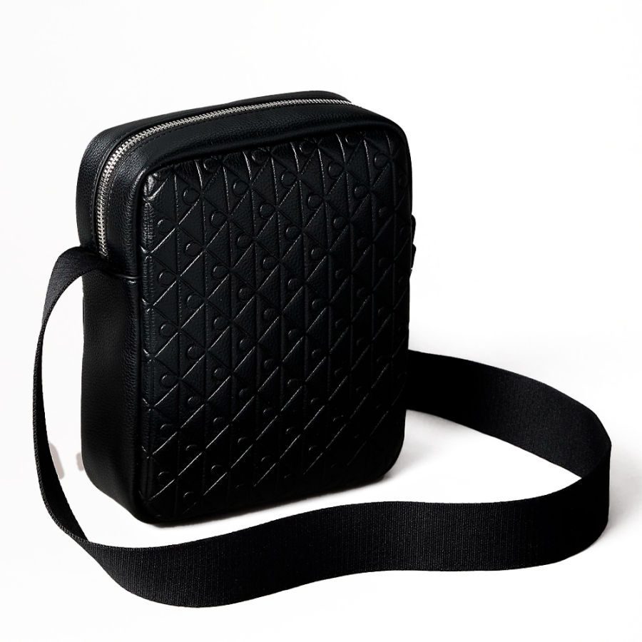 bolso-de-reportero-con-logo-emblematico-grabado bolso-de-reportero-con-logo-emblematico-grabado