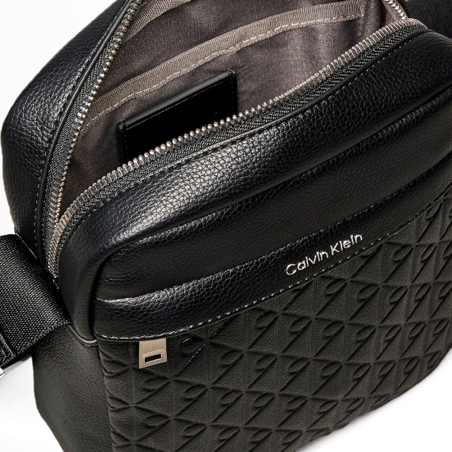 reportertasche-mit-eingraviertem-ikonischen-logo reportertasche-mit-eingraviertem-ikonischen-logo