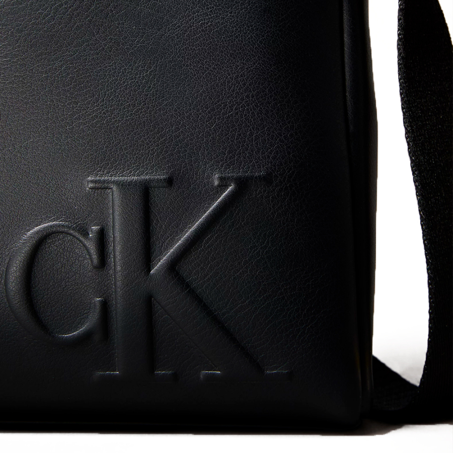 bolso-reporter-con-logo-monograma-grabado bolso-reporter-con-logo-monograma-grabado