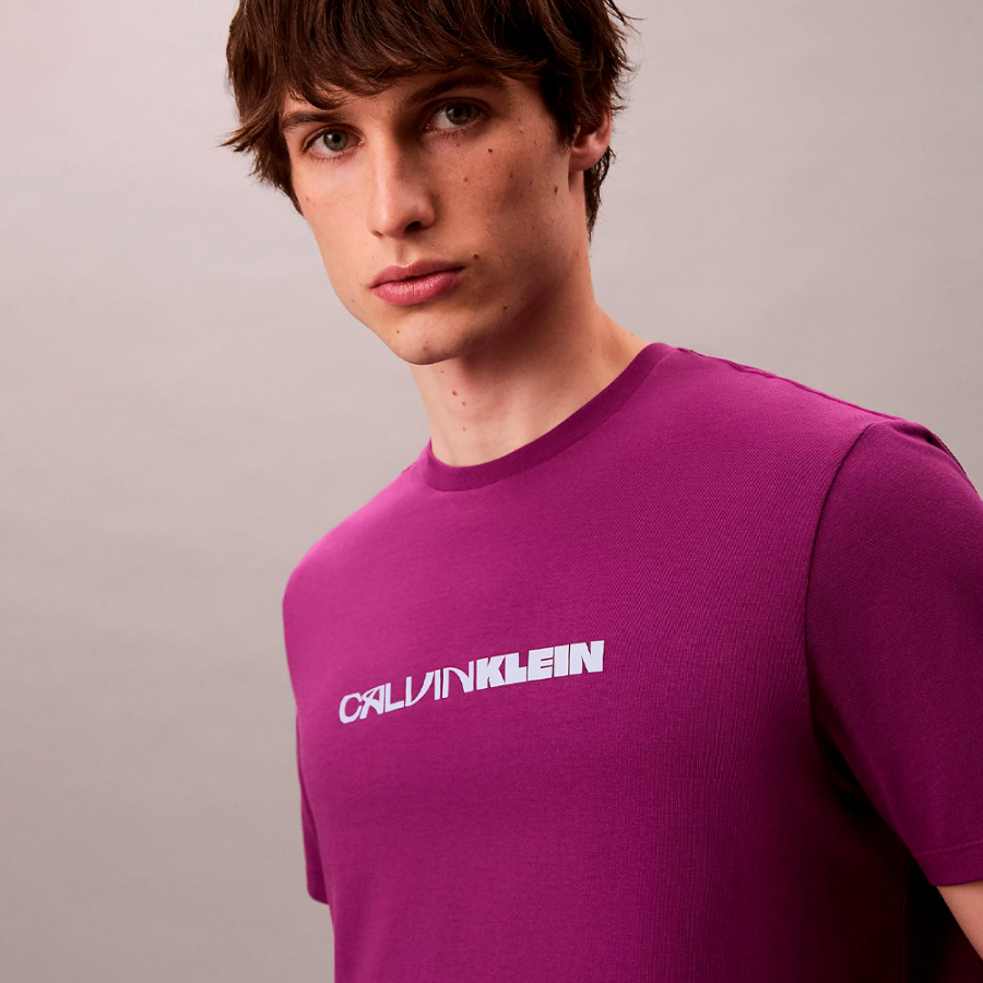 locker-sitzendes-t-shirt-mit-auffalligem-grafiklogo