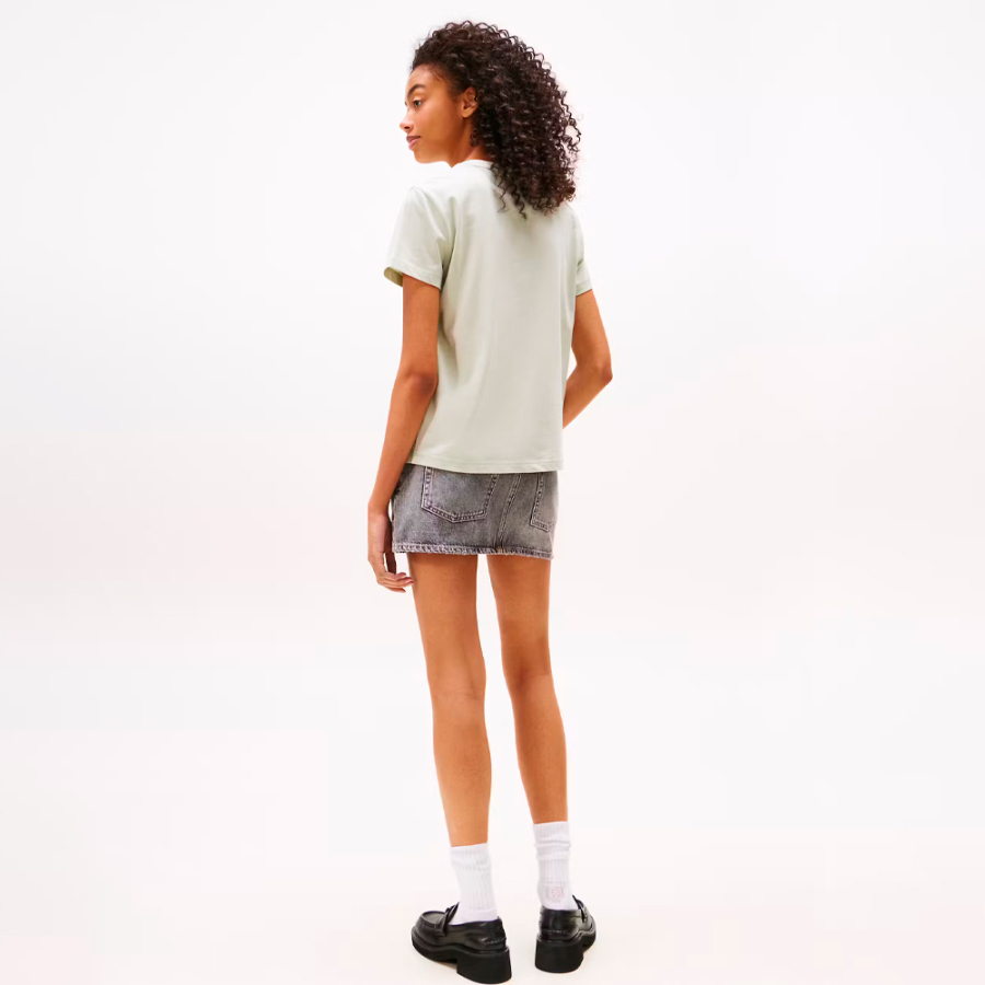 camiseta-de-cuello-redondo-con-logo-lineal camiseta-de-cuello-redondo-con-logo-lineal