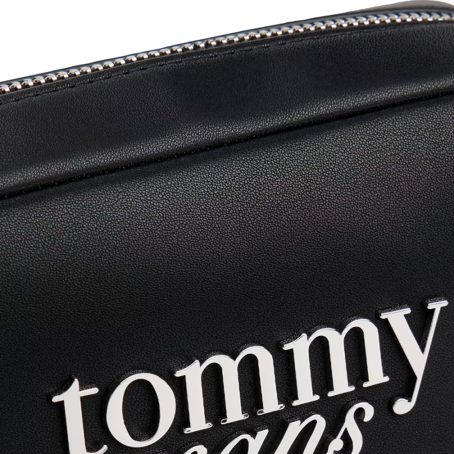 umhangetasche-mit-auffalligem-schriftzug umhangetasche-mit-auffalligem-schriftzug