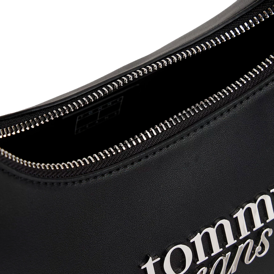 umhangetasche-mit-metallischem-logo umhangetasche-mit-metallischem-logo