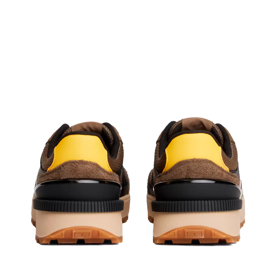 baskets-en-daim-a-semelle-dentelee