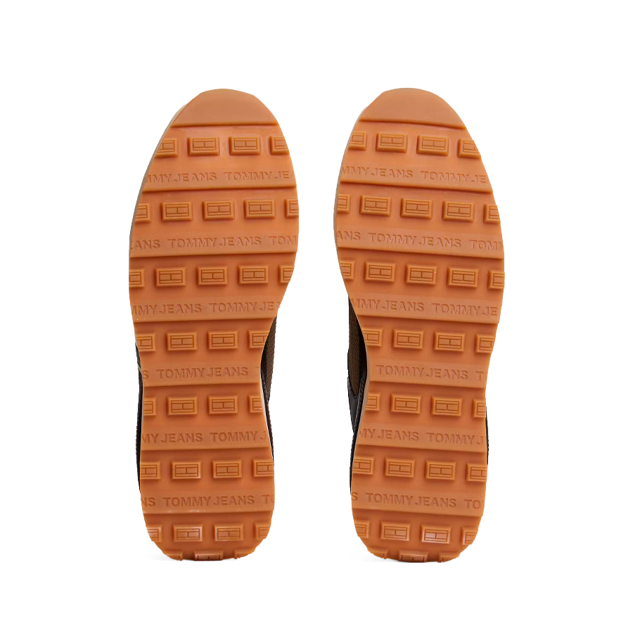 tenis-de-camurca-com-sola-serrilhada