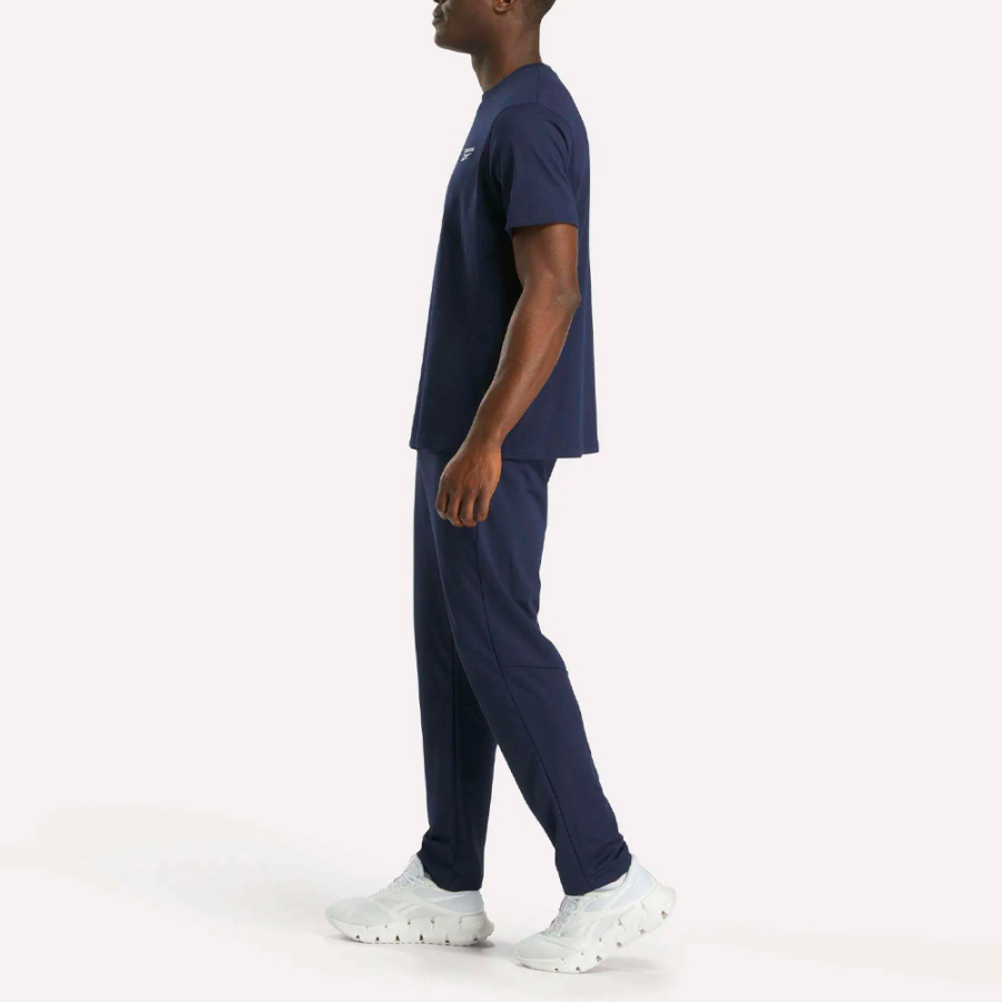 camiseta-com-gola-redonda-e-logo