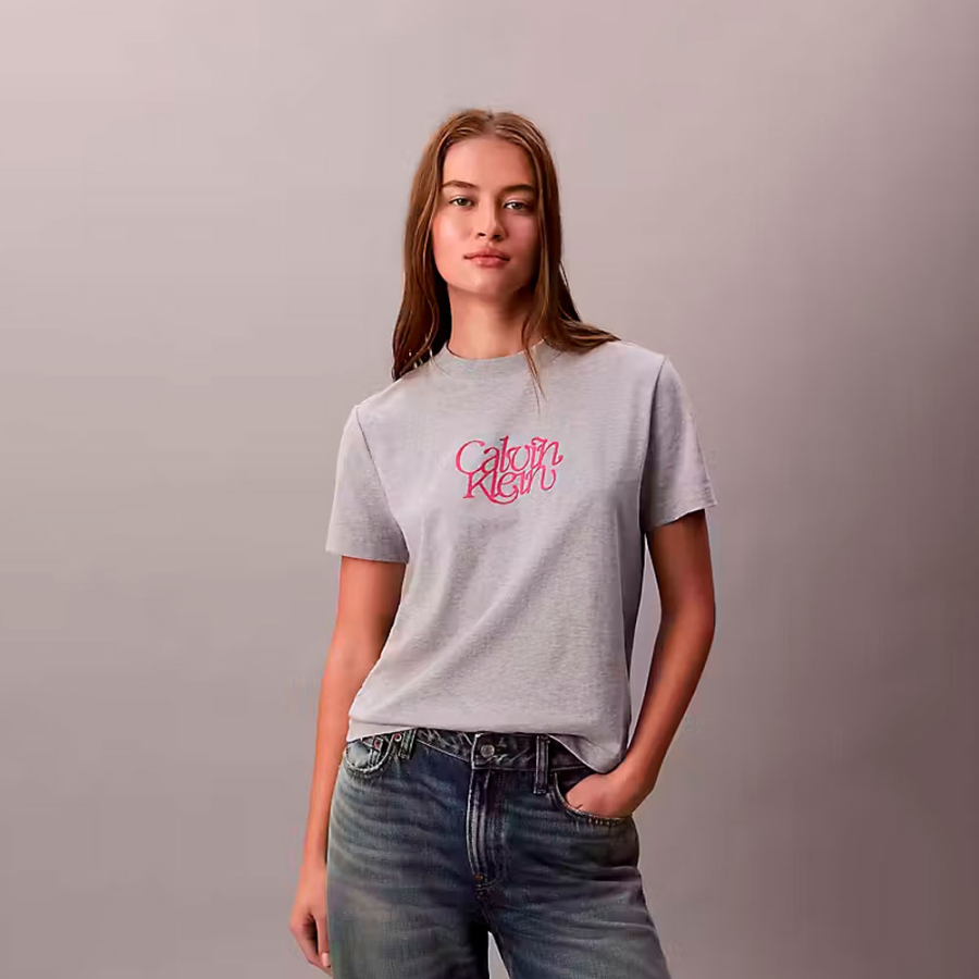 figurbetontes-t-shirt-mit-schriftzug-und-logo figurbetontes-t-shirt-mit-schriftzug-und-logo
