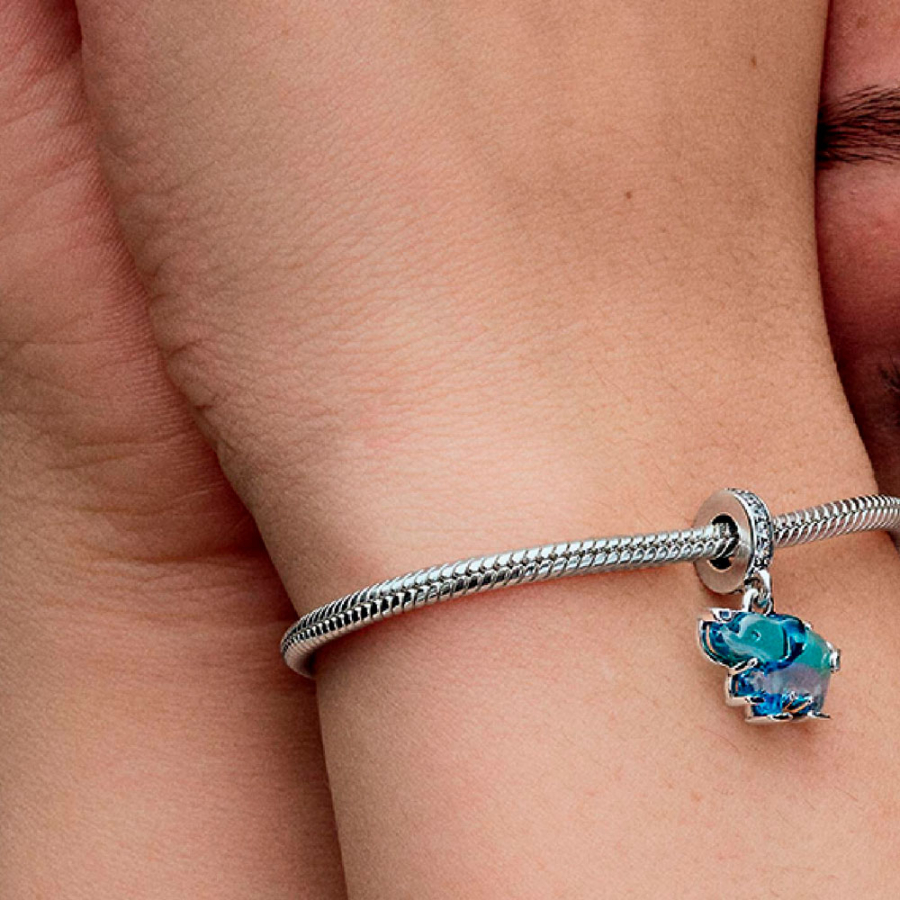 ciondolo-con-elefante-in-cristallo-blu-793339c01