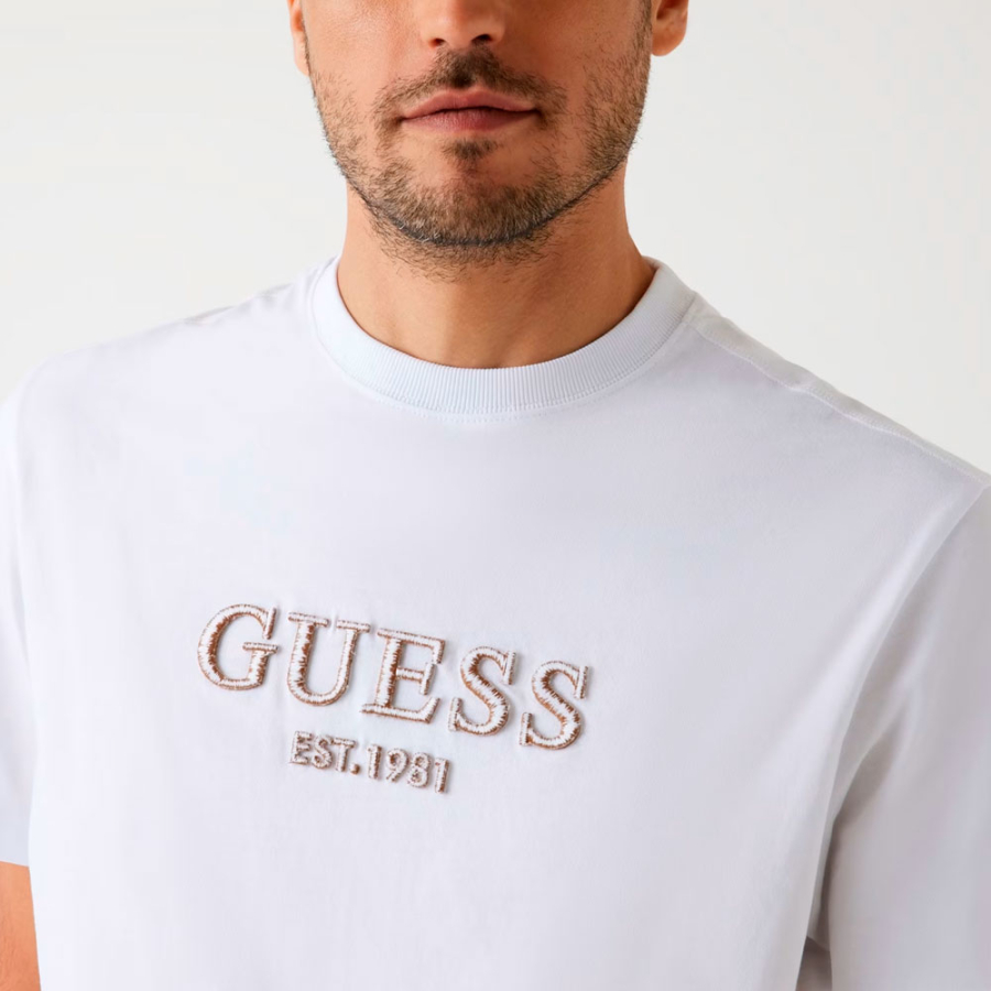 camiseta-con-logotipo-bordado camiseta-con-logotipo-bordado