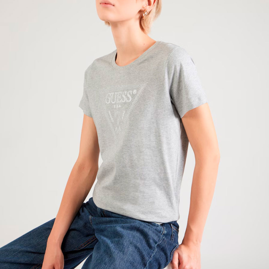 camiseta-com-logo-triangular camiseta-com-logo-triangular