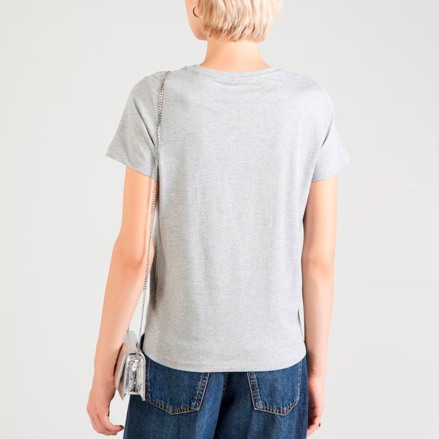 t-shirt-mit-dreieckslogo t-shirt-mit-dreieckslogo