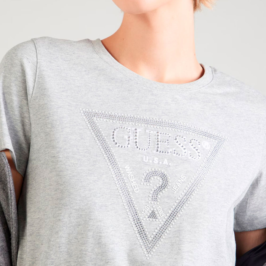 camiseta-com-logo-triangular camiseta-com-logo-triangular