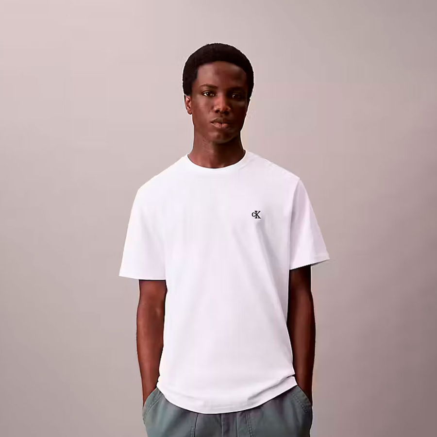 camiseta-folgada-com-monograma-bordado