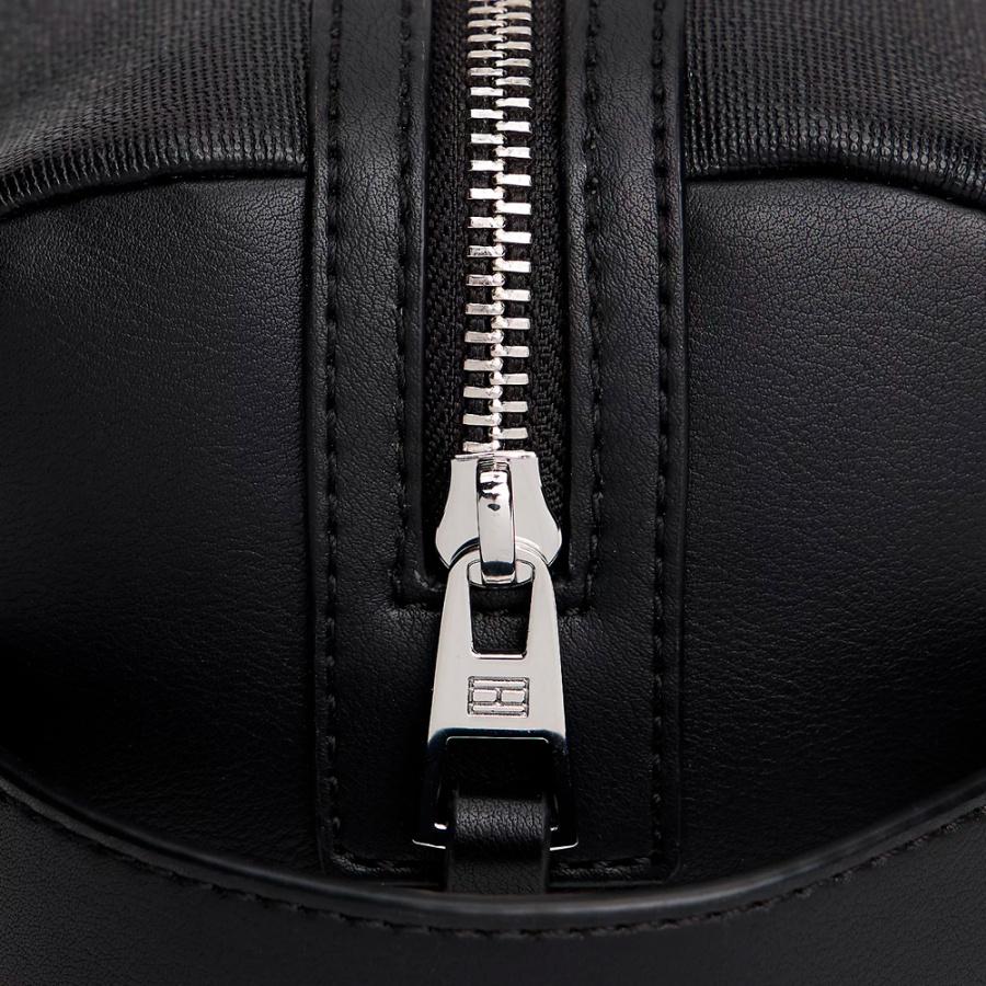 borsa-da-toilette-moderna-con-logo-metallico