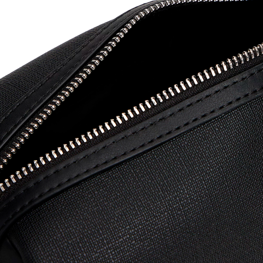 moderner-kulturbeutel-mit-metallischem-logo