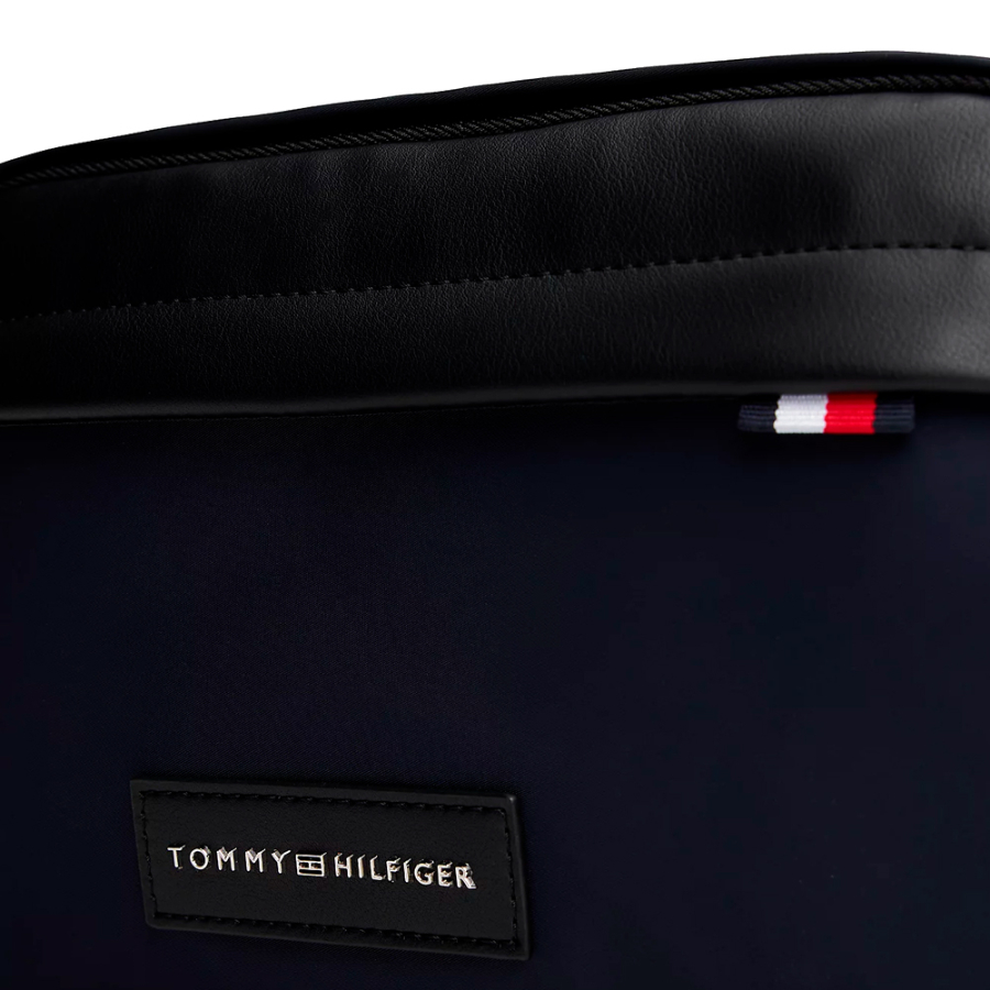 borsa-da-toilette-con-toppa-con-logo-in-metallo