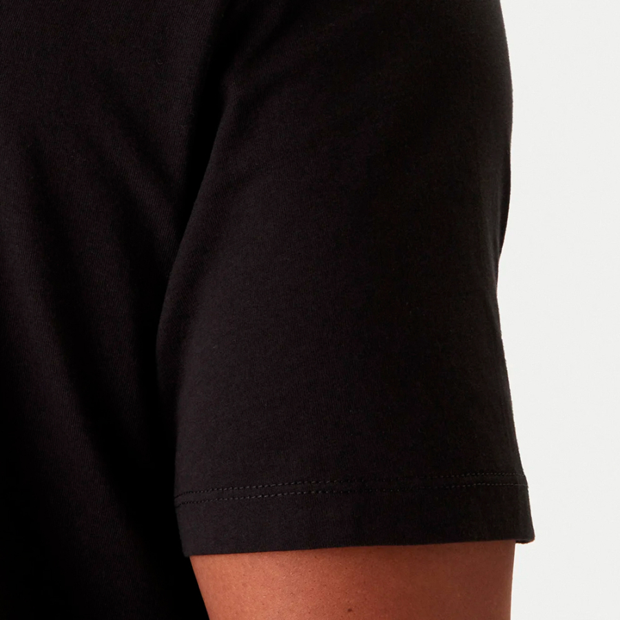 t-shirt-mit-monogramm-auf-der-vorderseite t-shirt-mit-monogramm-auf-der-vorderseite