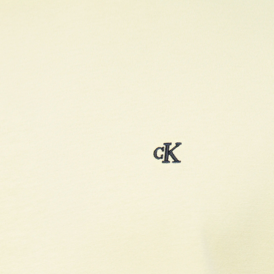 klassisches-t-shirt-mit-monogramm