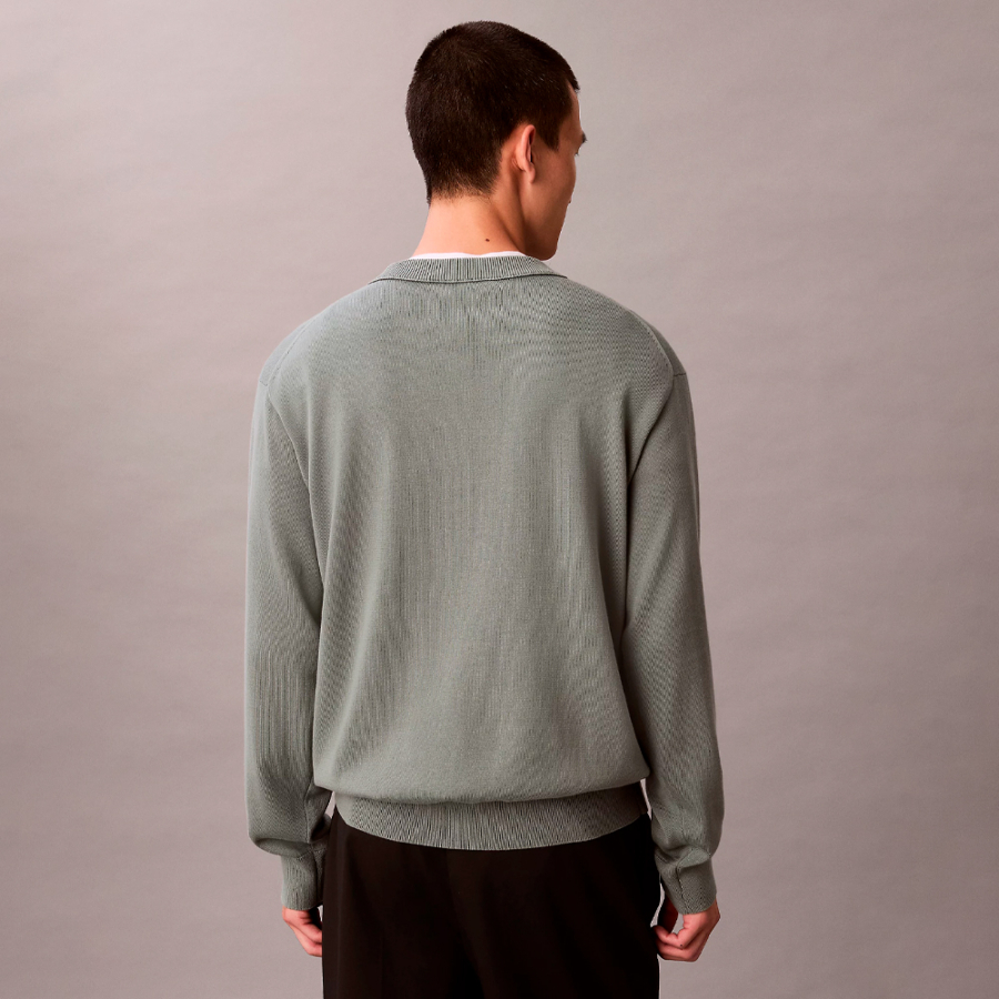 locker-sitzender-pullover-mit-monogramm