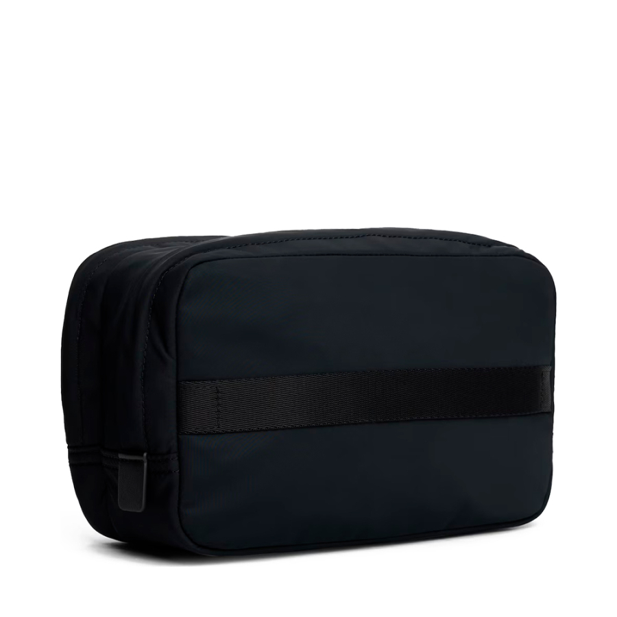 borsa-da-toilette-con-toppa-con-logo-in-metallo